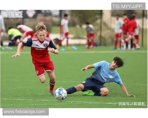 《从丑小鸭到绿茵巨星，丑男球员逆袭成传奇的足球梦想之路》